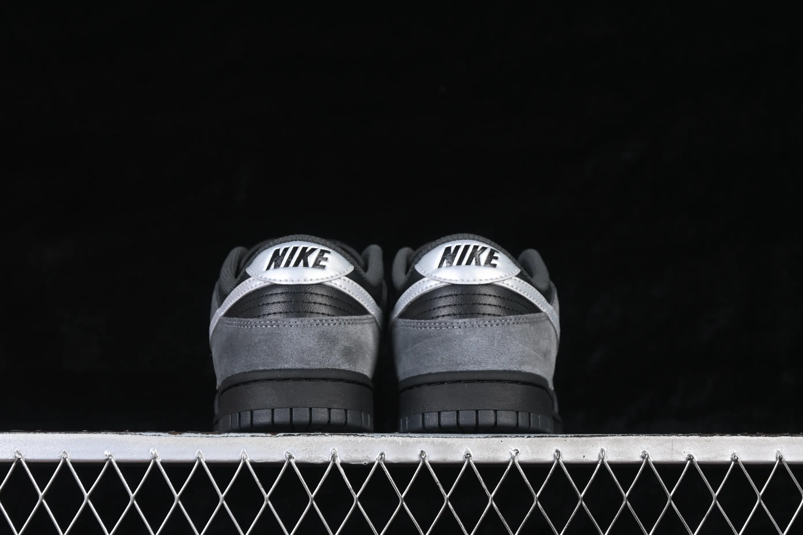 All categories Nk SB Dunk series Nk SB Dunk Low low-top sneakers Nike SB Dunk Low black and gray color low-top casual sneakers II7636-001